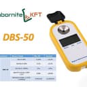 Żółty refraktometr cyfrowy z otwartą osłoną, napisem DBS-50 i angielską tabelą danych.